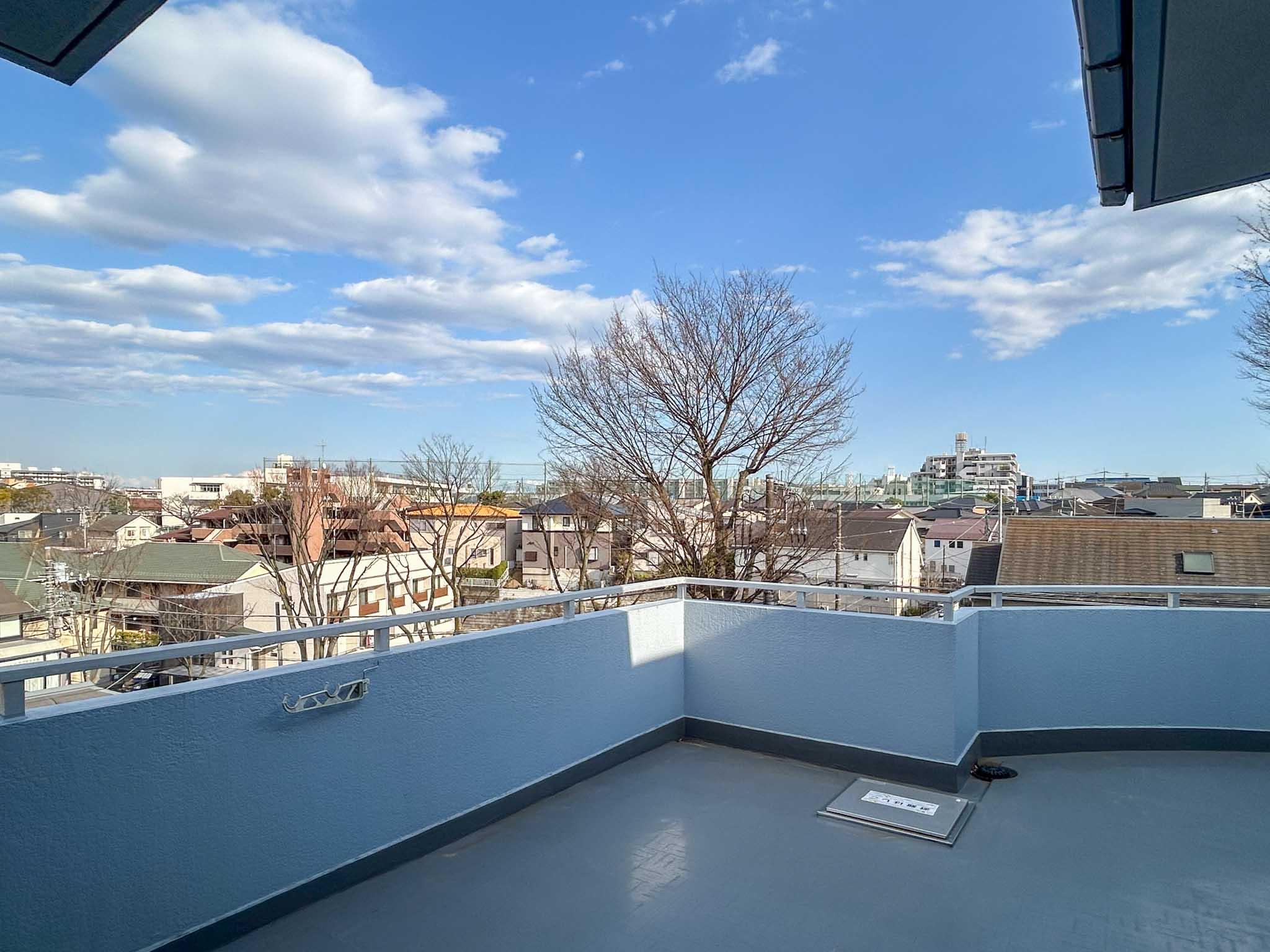 横浜市青葉区もえぎ野の賃貸物件/バルコニーの先に見えるのは、近隣の街並みと広い空