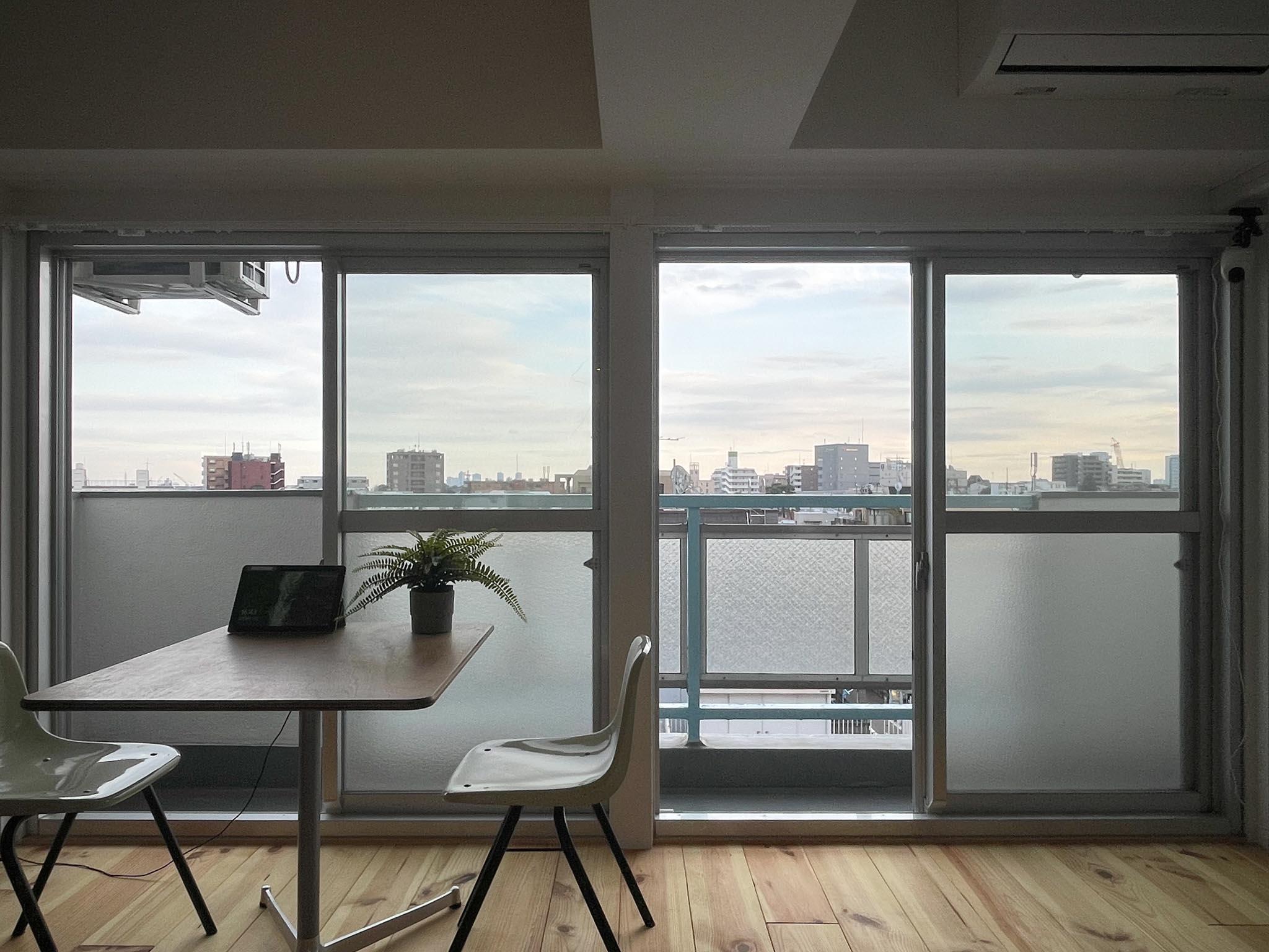 世田谷区桜新町の賃貸物件/窓の高さは約1.63mとかなり低めですが、しっかりと空を感じます