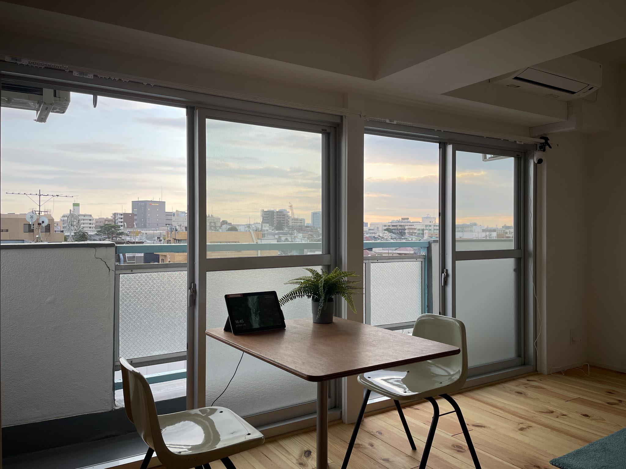 世田谷区桜新町の賃貸物件/窓辺に置いたダイニングテーブルで、外の景色を眺めながら食事を楽しむ時間