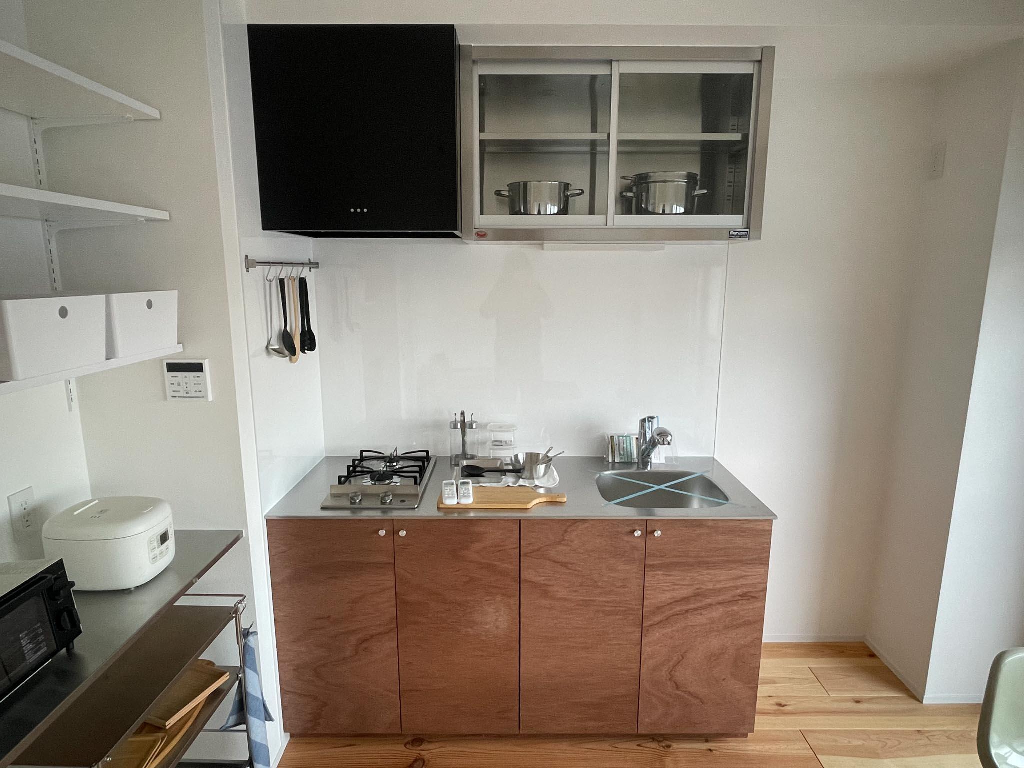 世田谷区桜新町の賃貸物件/2口ガスコンロのキッチン。右側、冷蔵庫置き場の幅は約71cm