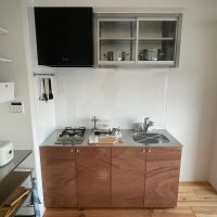 世田谷区桜新町の賃貸物件/2口ガスコンロのキッチン。右側、冷蔵庫置き場の幅は約71cm