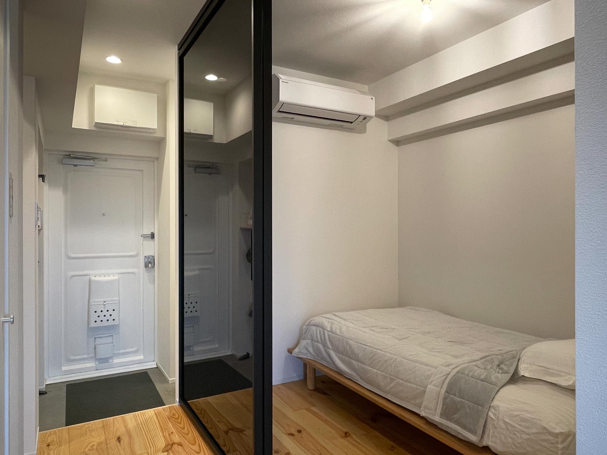 世田谷区桜新町の賃貸物件/2.9畳のサービスルームは、ガラスの引き戸で仕切って目隠しすることができます