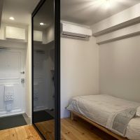 世田谷区桜新町の賃貸物件/2.9畳のサービスルームは、ガラスの引き戸で仕切って目隠しすることができます