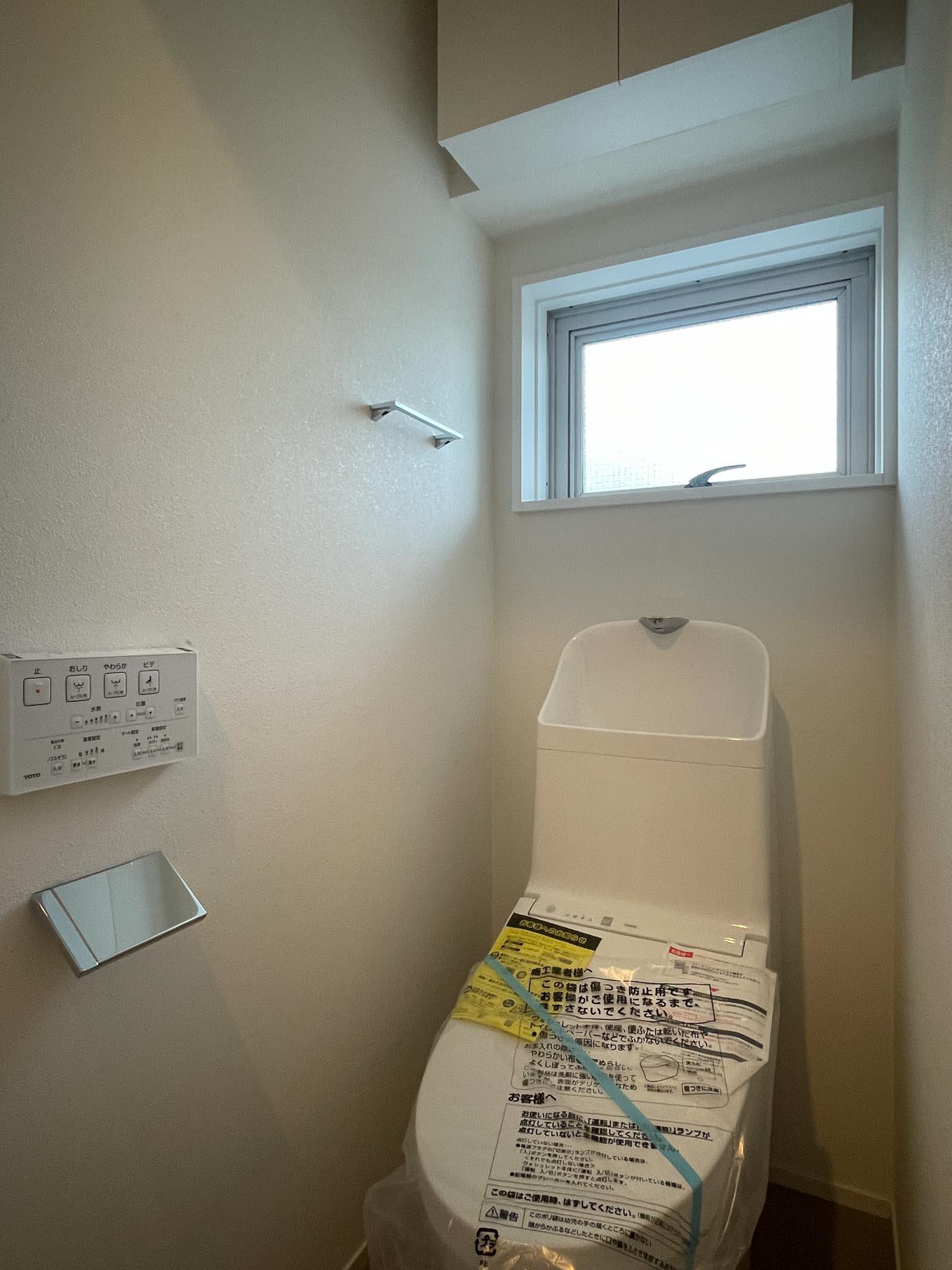 世田谷区桜新町の賃貸物件/トイレ。窓の外は共用部です