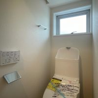 世田谷区桜新町の賃貸物件/トイレ。窓の外は共用部です