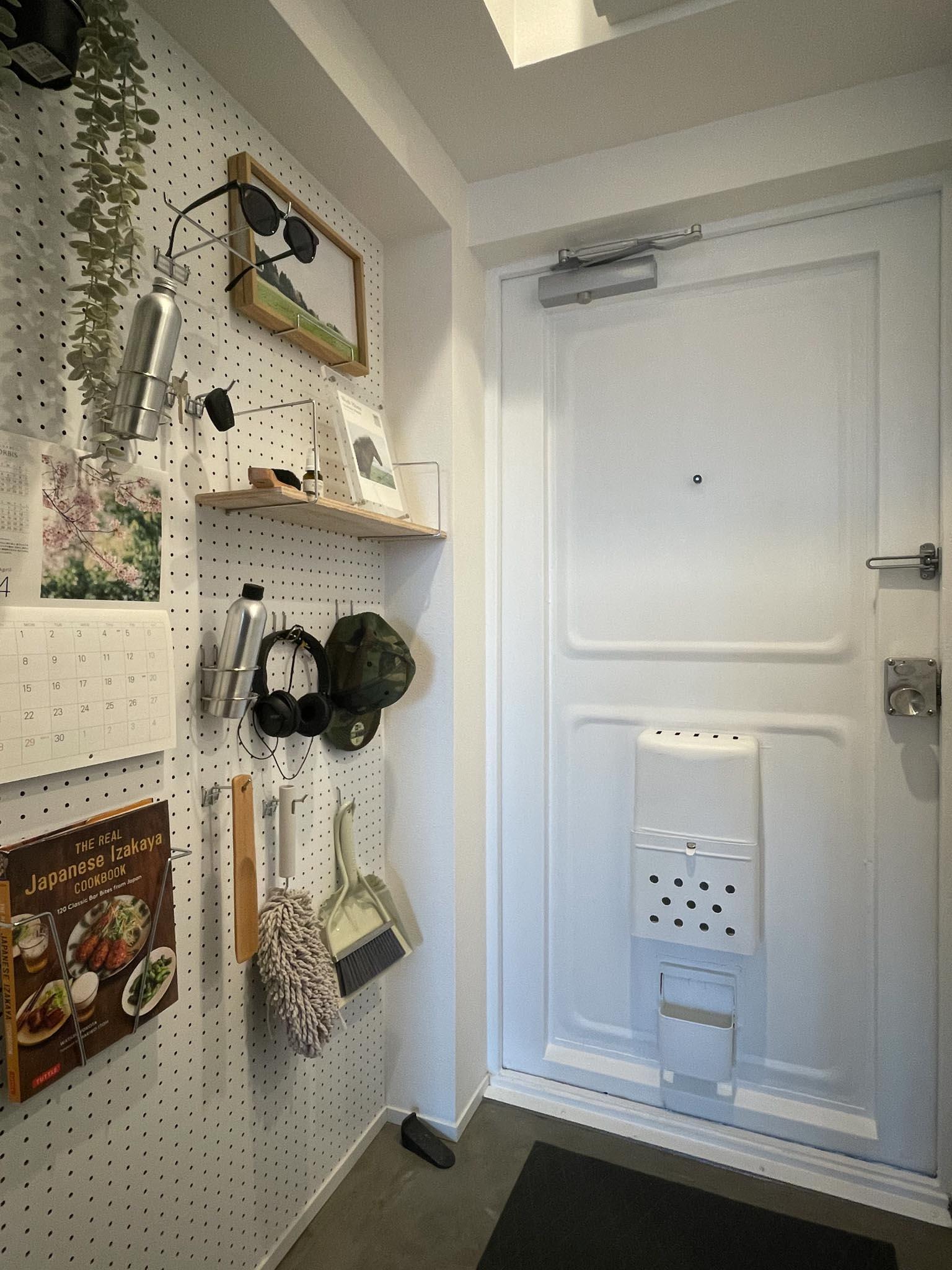 世田谷区桜新町の賃貸物件/玄関横の有孔ボードに小物をフック
