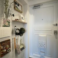 世田谷区桜新町の賃貸物件/玄関横の有孔ボードに小物をフック