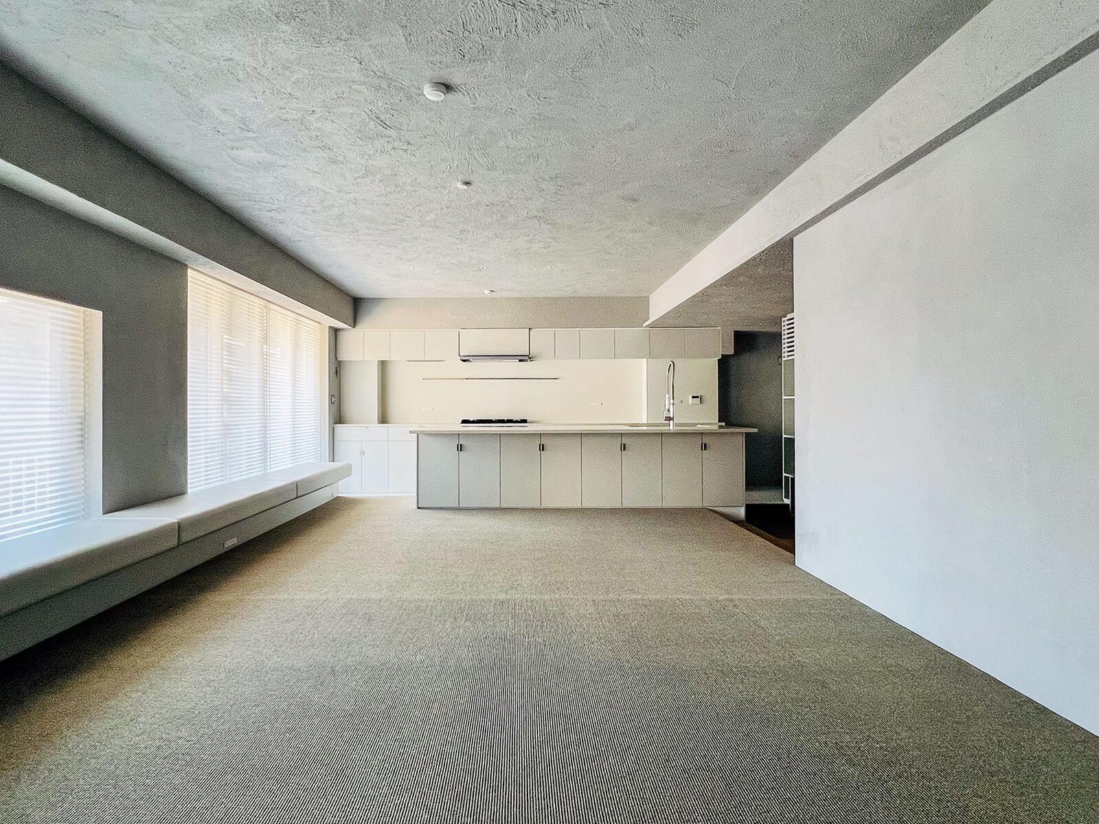 中央区月島の売買物件/約23畳の広々としたLDK。ライトグレーの色で統一されつつも素材はバラバラ。異なる素材が調和したお部屋です