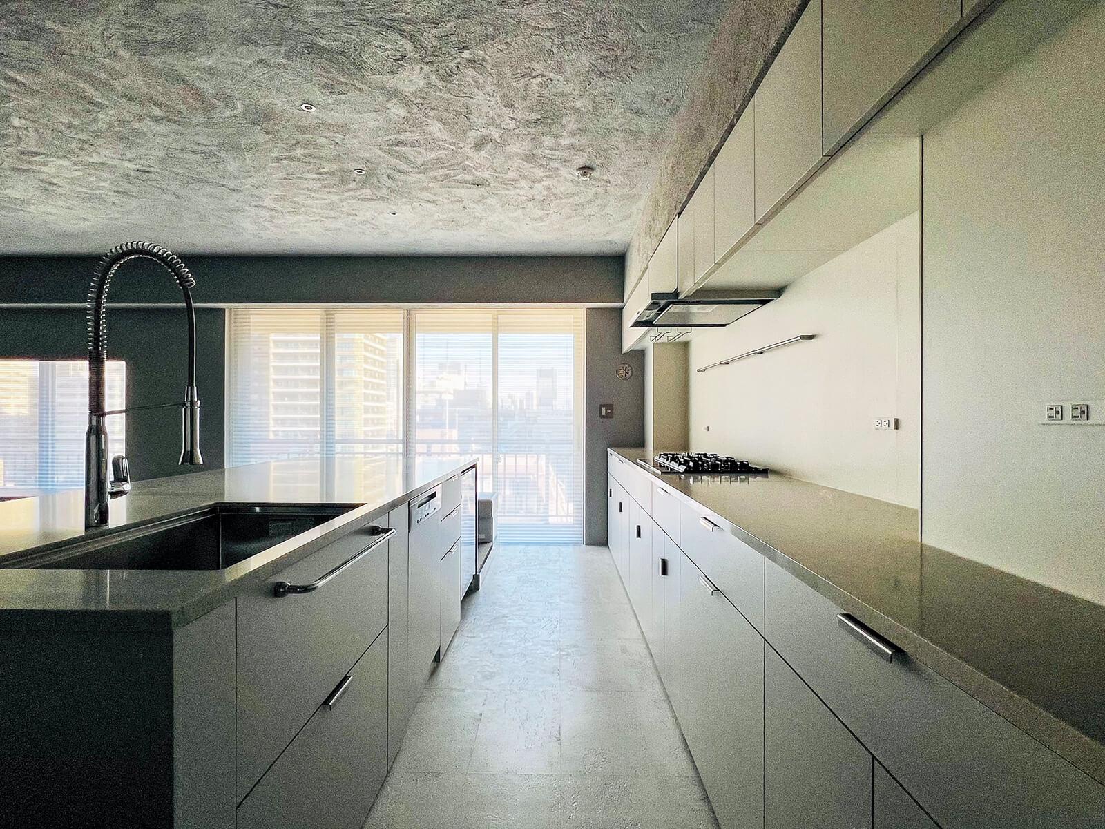 中央区月島の売買物件/広々としたキッチン。対面式で、換気扇頭は壁側に寄せておるので開放感があります