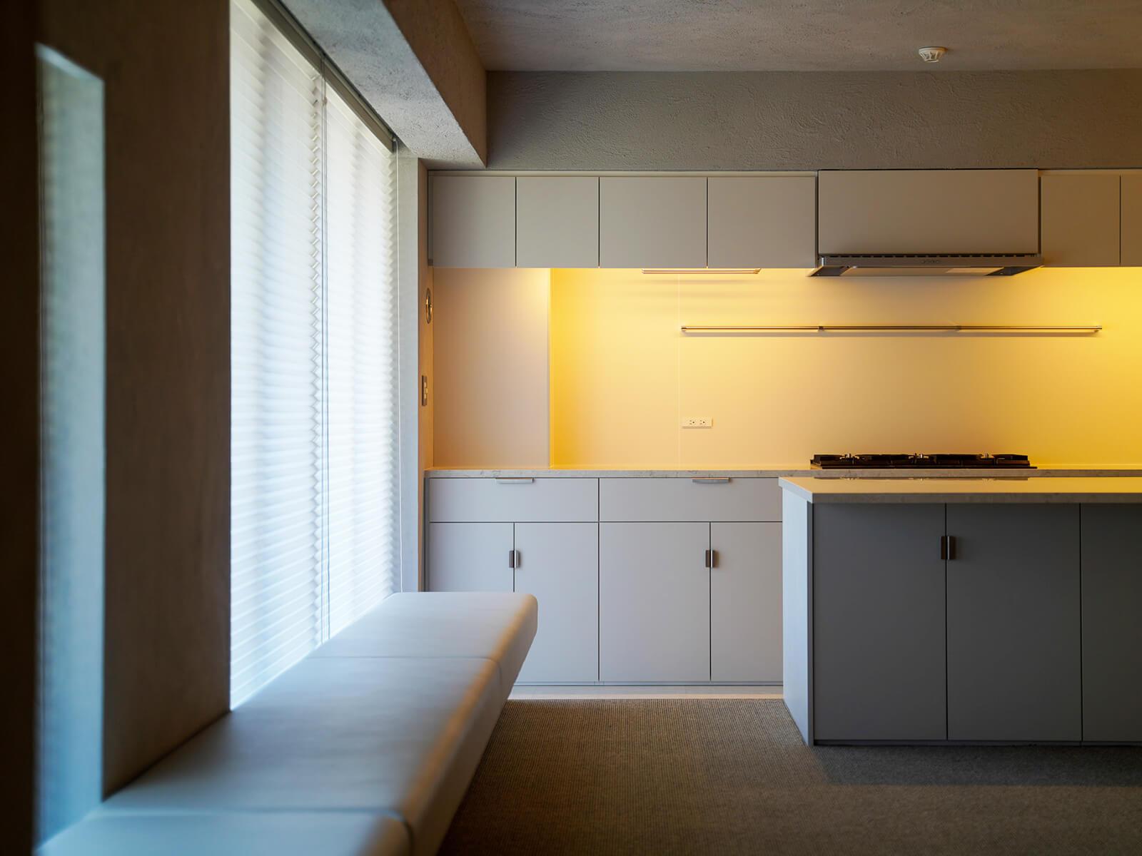 中央区月島の売買物件/窓際に備え付けられたソファがいいんです。ゆっくりくつろげる場所で、サイドテーブルなどを用意すれば、ちょっとした仕事もできちゃいそうです