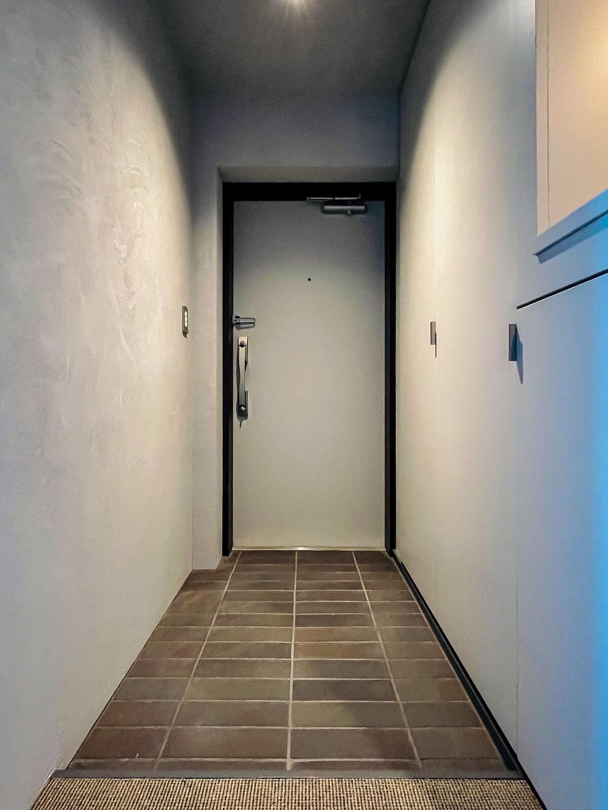 中央区月島の売買物件/玄関。床の質感もいい雰囲気です