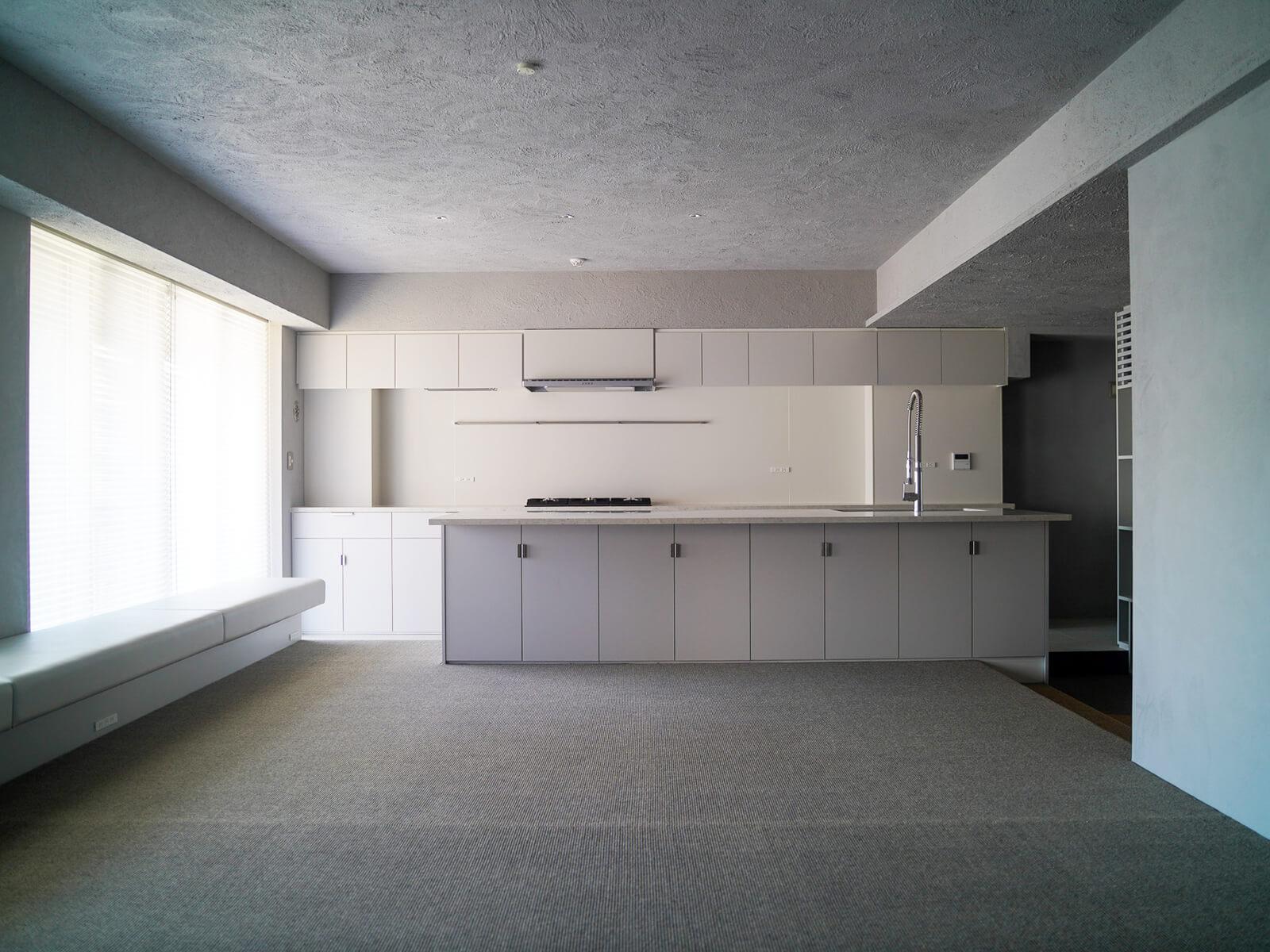 中央区月島の売買物件/廊下の先に広がるのがこのLDK