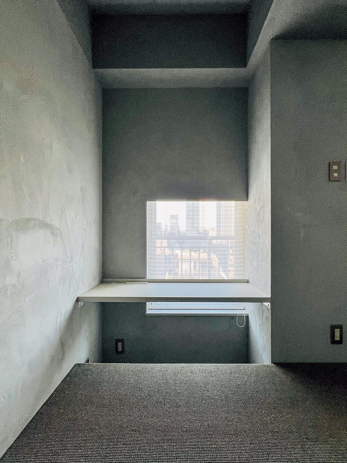 中央区月島の売買物件/リビングの奥にはデスクスペースが。南東向きの窓から入る光のおかげで読書や仕事が捗りそうです