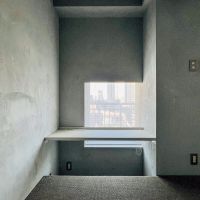 中央区月島の売買物件/リビングの奥にはデスクスペースが。南東向きの窓から入る光のおかげで読書や仕事が捗りそうです