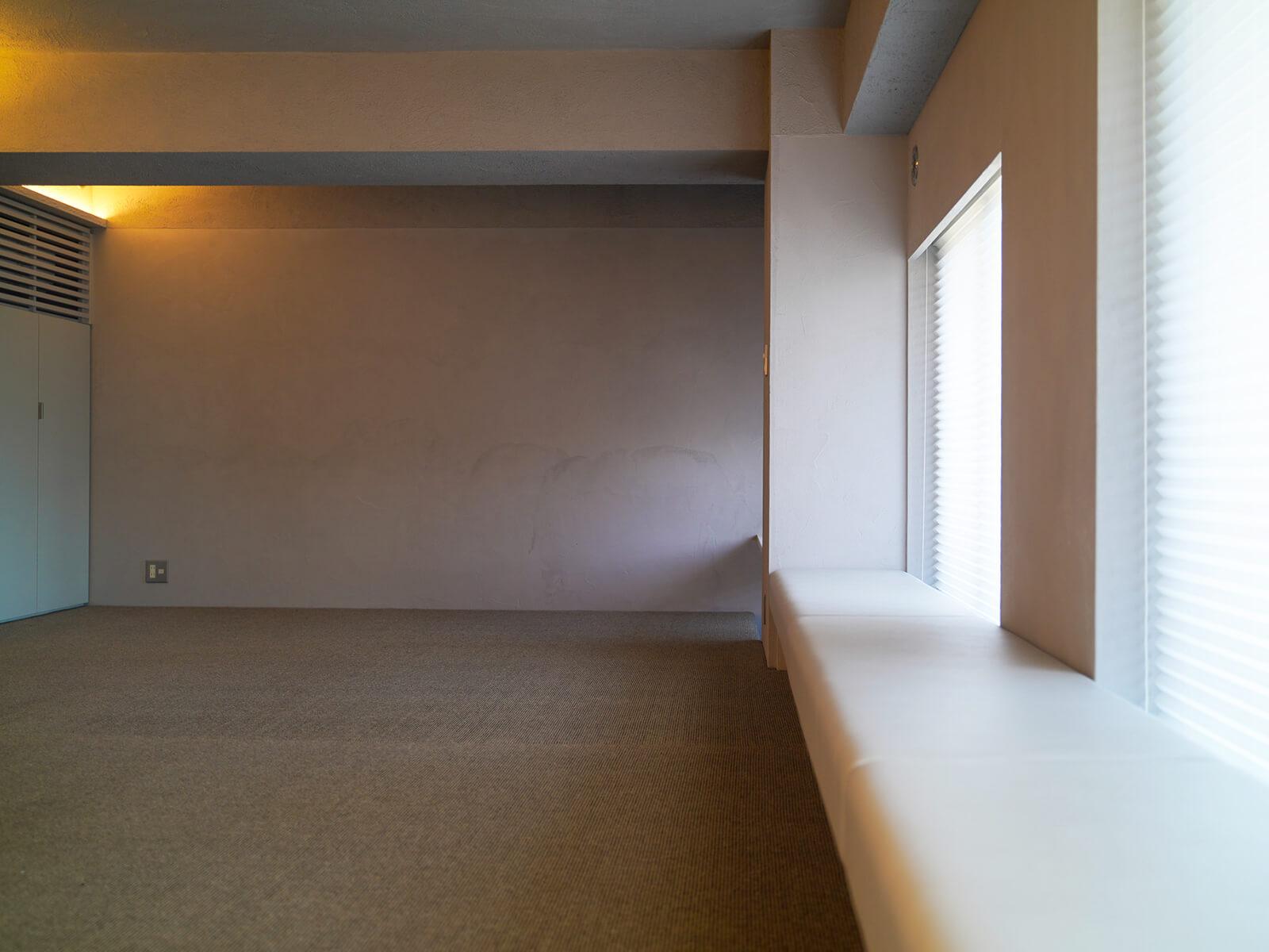 中央区月島の売買物件/ソファはバルコニーのある窓際一面に備え付けられています