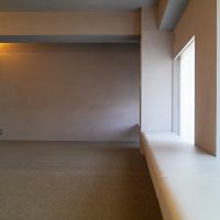 中央区月島の売買物件/ソファはバルコニーのある窓際一面に備え付けられています