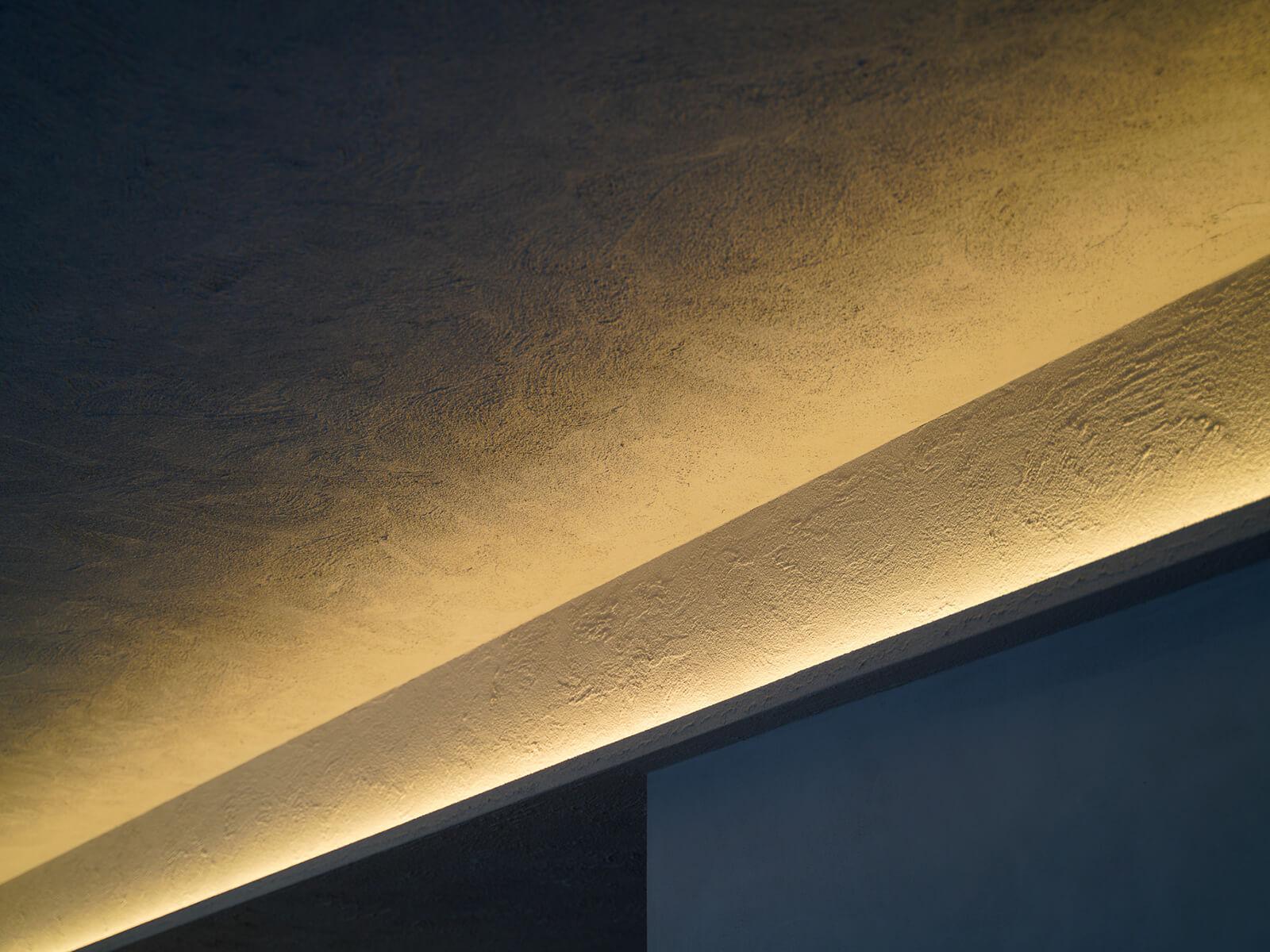 中央区月島の売買物件/天井や梁は、質感を強調した仕上げです。照明をつけるとまるで満月の月のようです