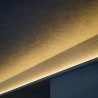 中央区月島の売買物件/天井や梁は、質感を強調した仕上げです。照明をつけるとまるで満月の月のようです