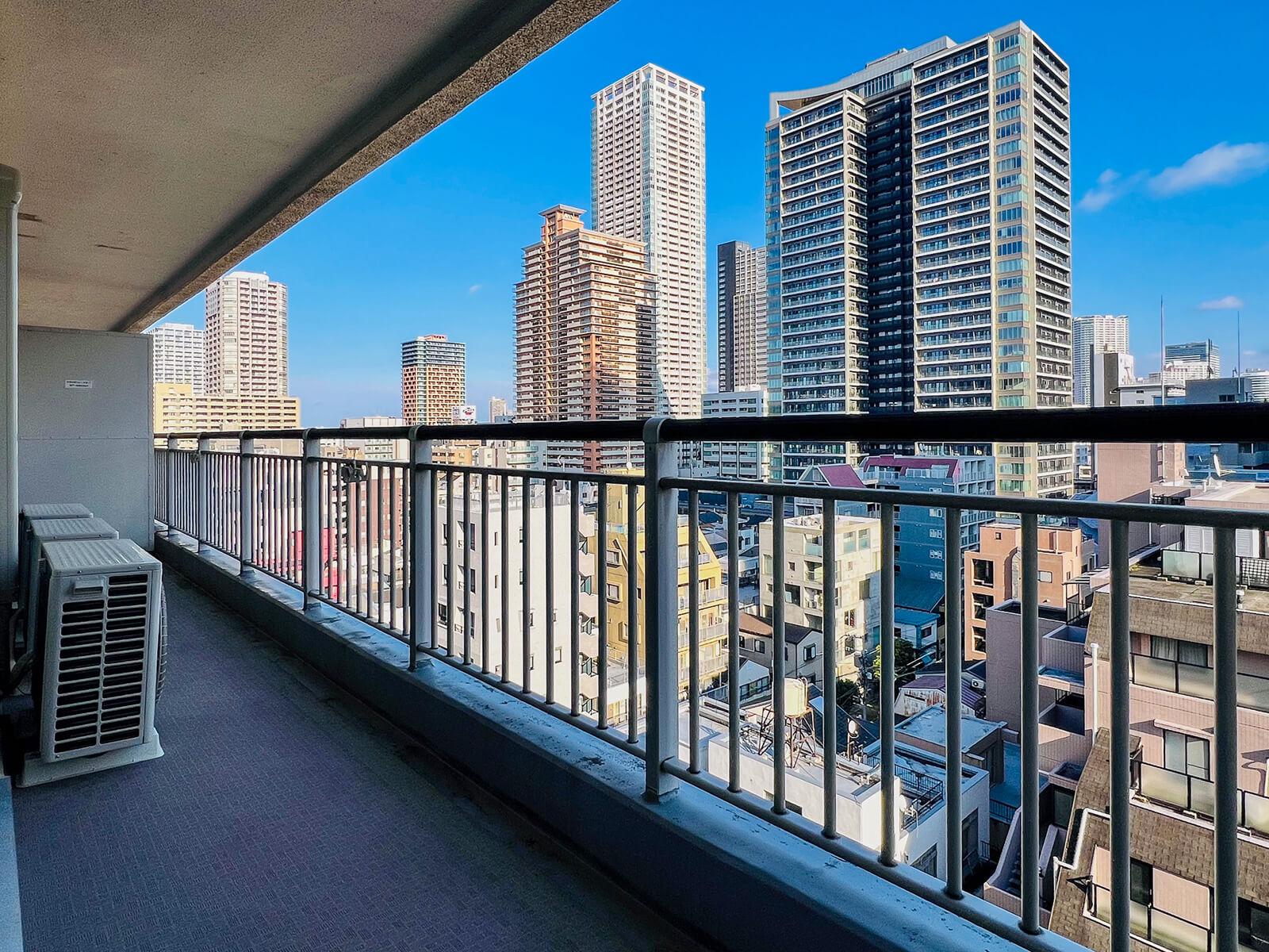 中央区月島の売買物件/南東側（もんじゃストリート側）のバルコニー