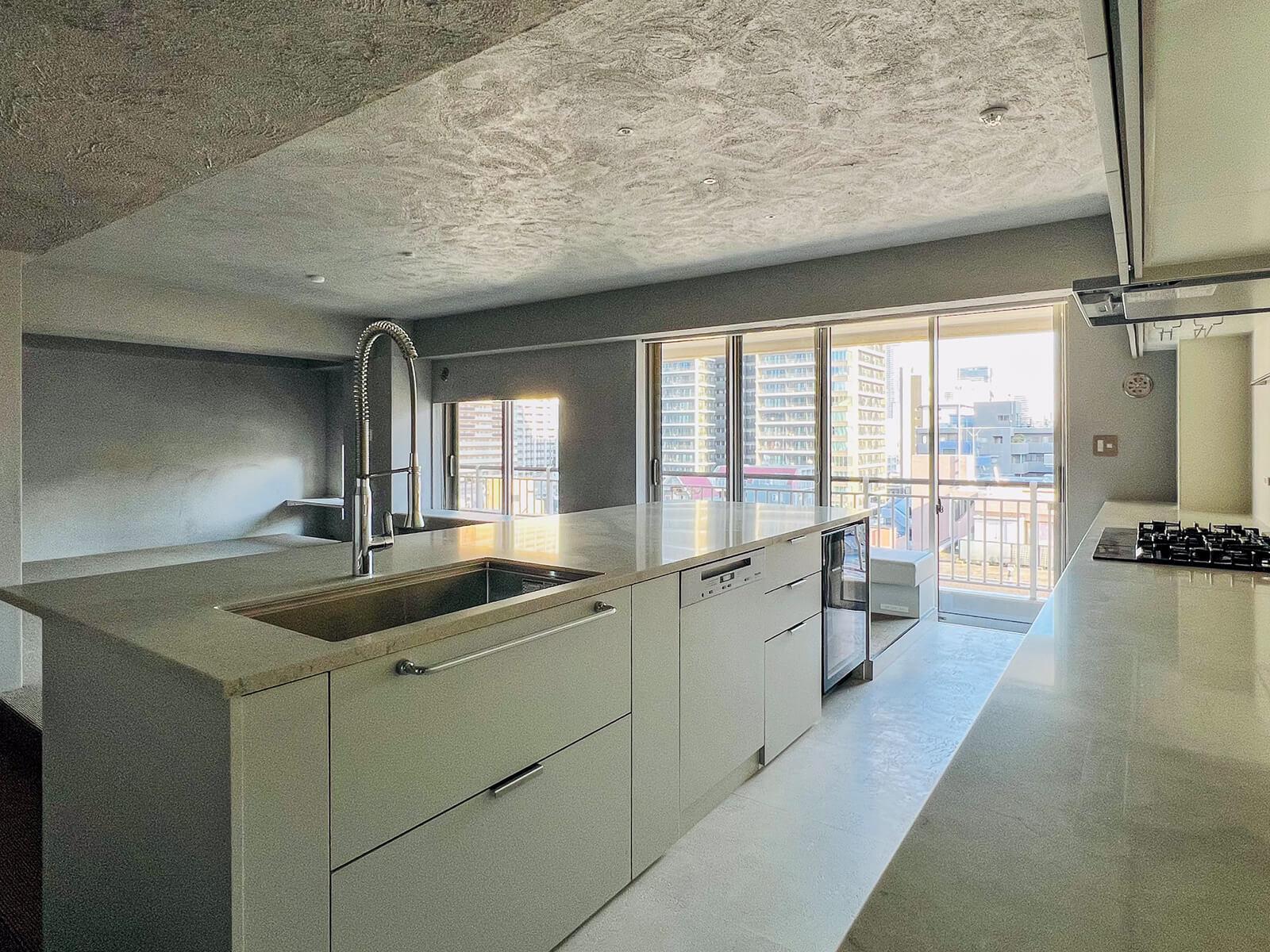 中央区月島の売買物件/キッチンには食洗機、ワインセラーといった設備があります