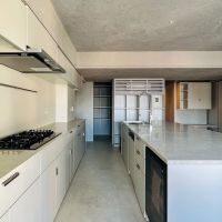 中央区月島の売買物件/写真正面奥が冷蔵庫置き場とパントリー