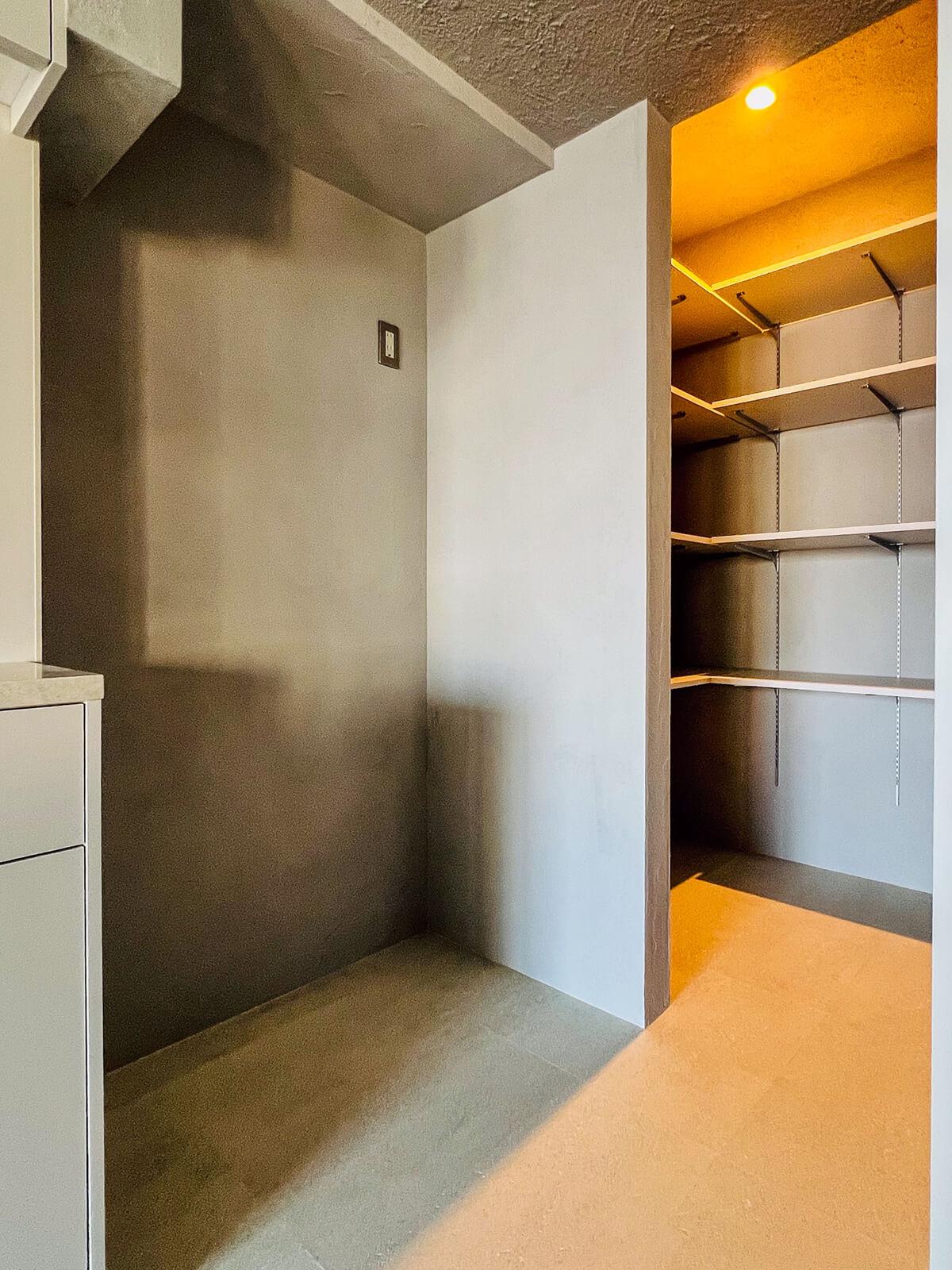 中央区月島の売買物件/左側が冷蔵庫置き場、右側がパントリーです