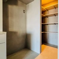 中央区月島の売買物件/左側が冷蔵庫置き場、右側がパントリーです