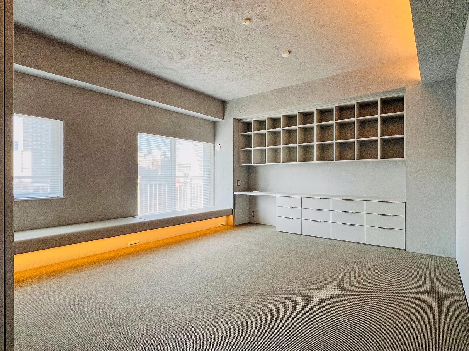 中央区月島の売買物件/照明はソファの下と梁に、うまく隠されています