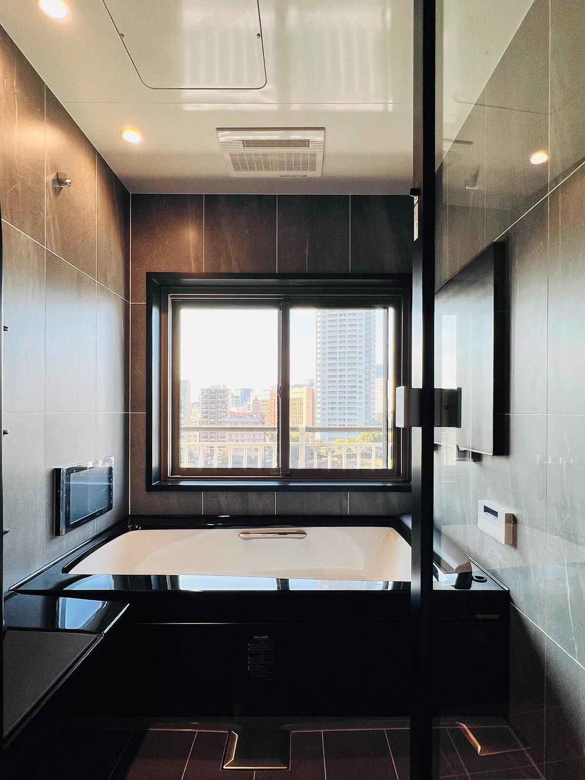 中央区月島の売買物件/黒が基調の浴室。入浴中に隅田川を眺めることができます