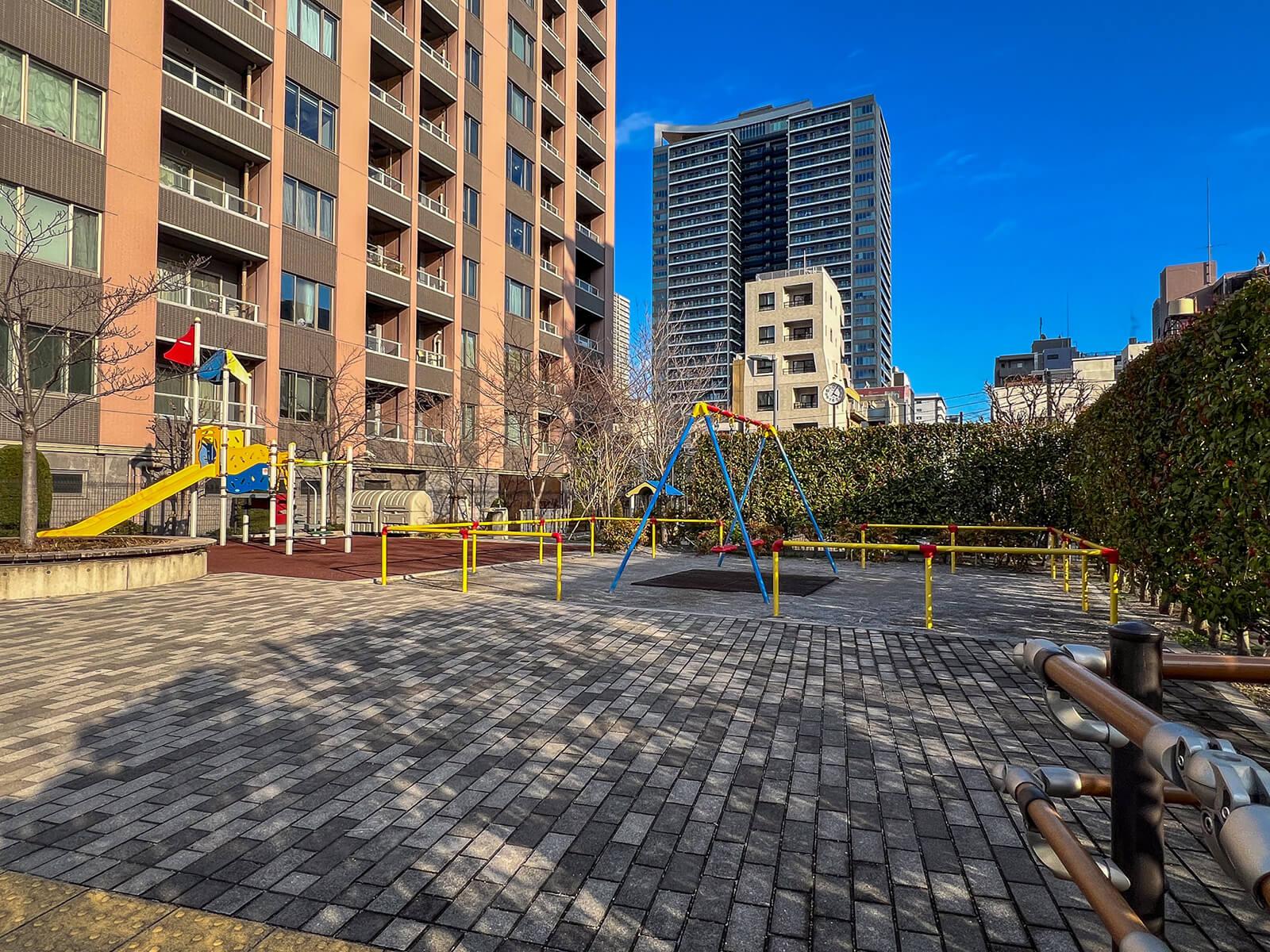 中央区月島の売買物件/マンションの隣に小さな公園もあります