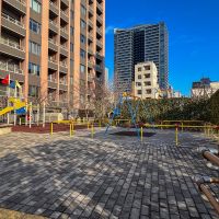 中央区月島の売買物件/マンションの隣に小さな公園もあります