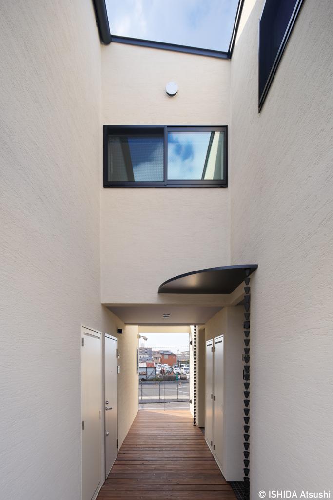 足立区東六月町の賃貸物件/玄関前には吹き抜けになった中廊下。床がデッキで仕上げられているのが上質です
