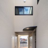 足立区東六月町の賃貸物件/玄関前には吹き抜けになった中廊下。床がデッキで仕上げられているのが上質です