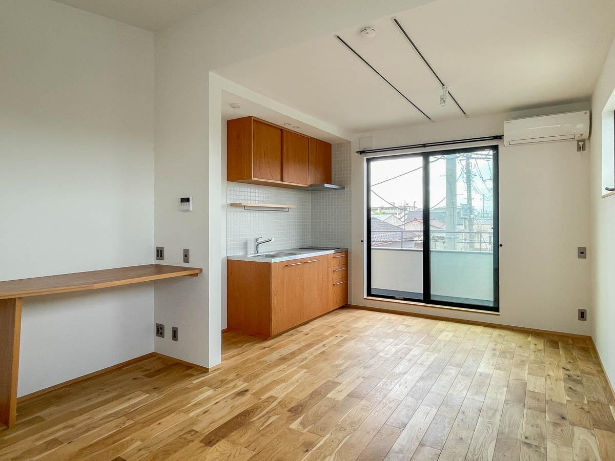 足立区東六月町の賃貸物件/床はナラの無垢フローリング。窓は南向きで晴れていれば日がたくさん入ります