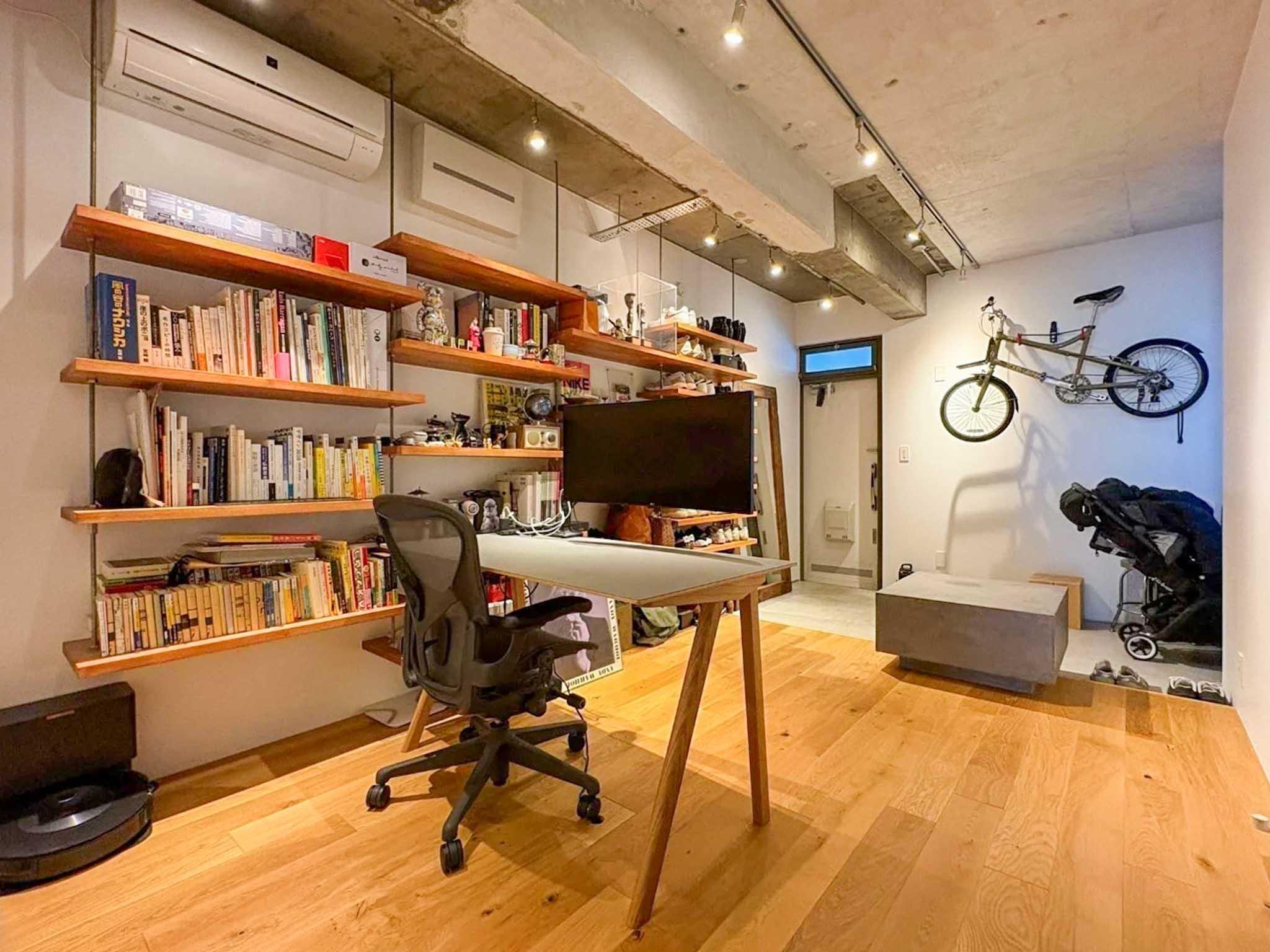 横浜市港北区日吉本町の売買物件/趣味や書斎スペースとして使えそうな広い玄関ホール。土間も広めで、自転車やベビーカーが置きやすい仕様