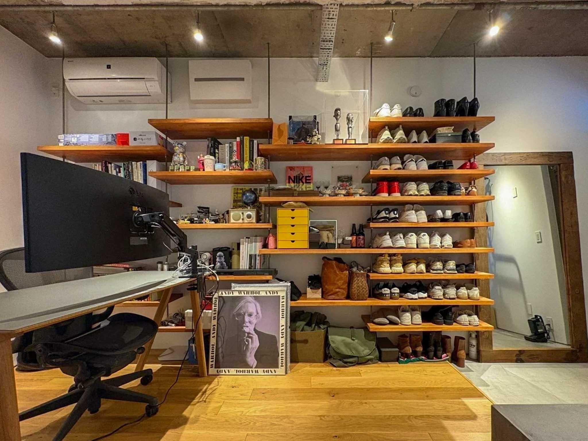 横浜市港北区日吉本町の売買物件/玄関ホール。壁一面に棚が設置されています