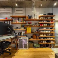 横浜市港北区日吉本町の売買物件/玄関ホール。壁一面に棚が設置されています