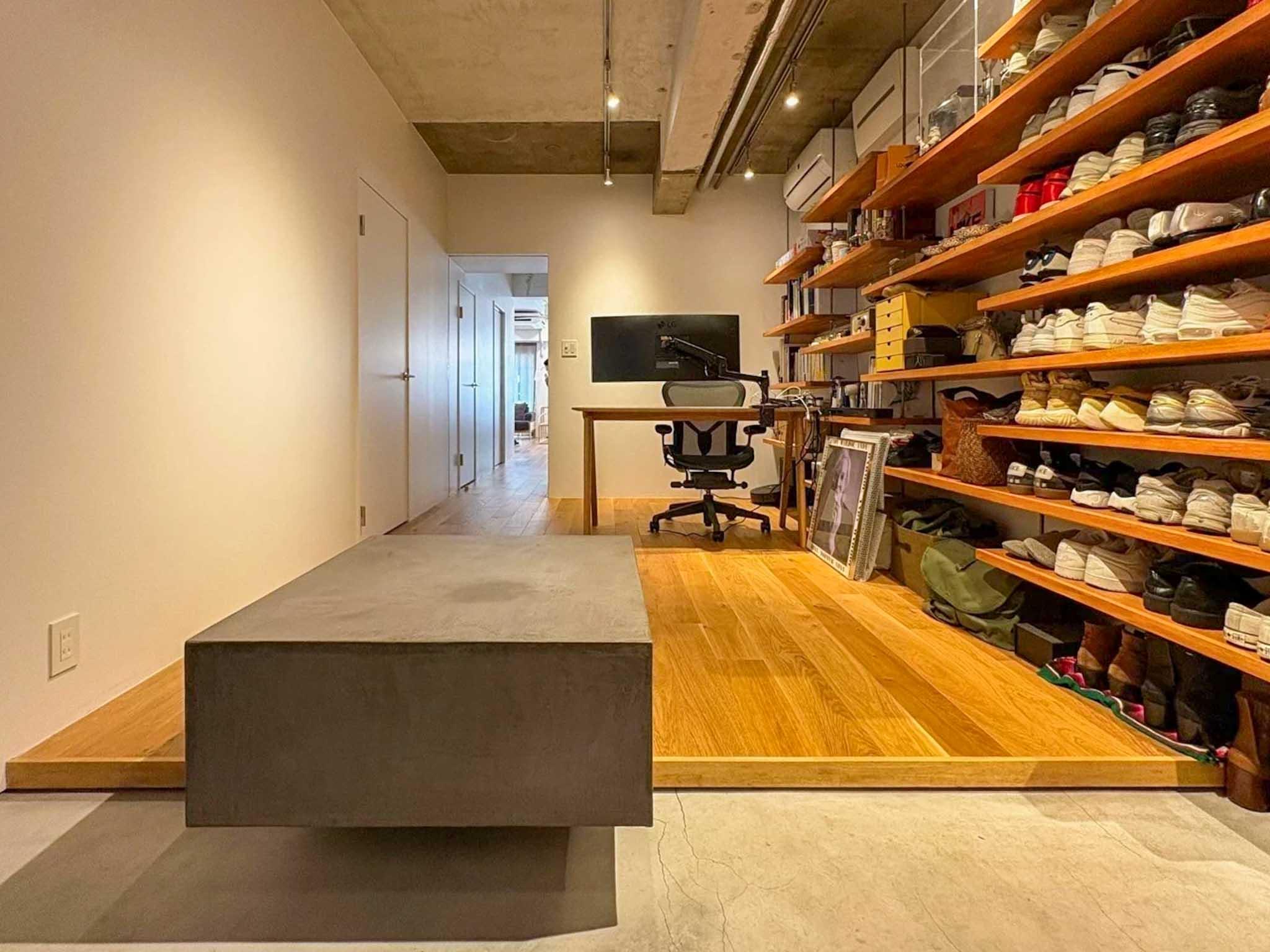 横浜市港北区日吉本町の売買物件/玄関土間。腰掛けつき