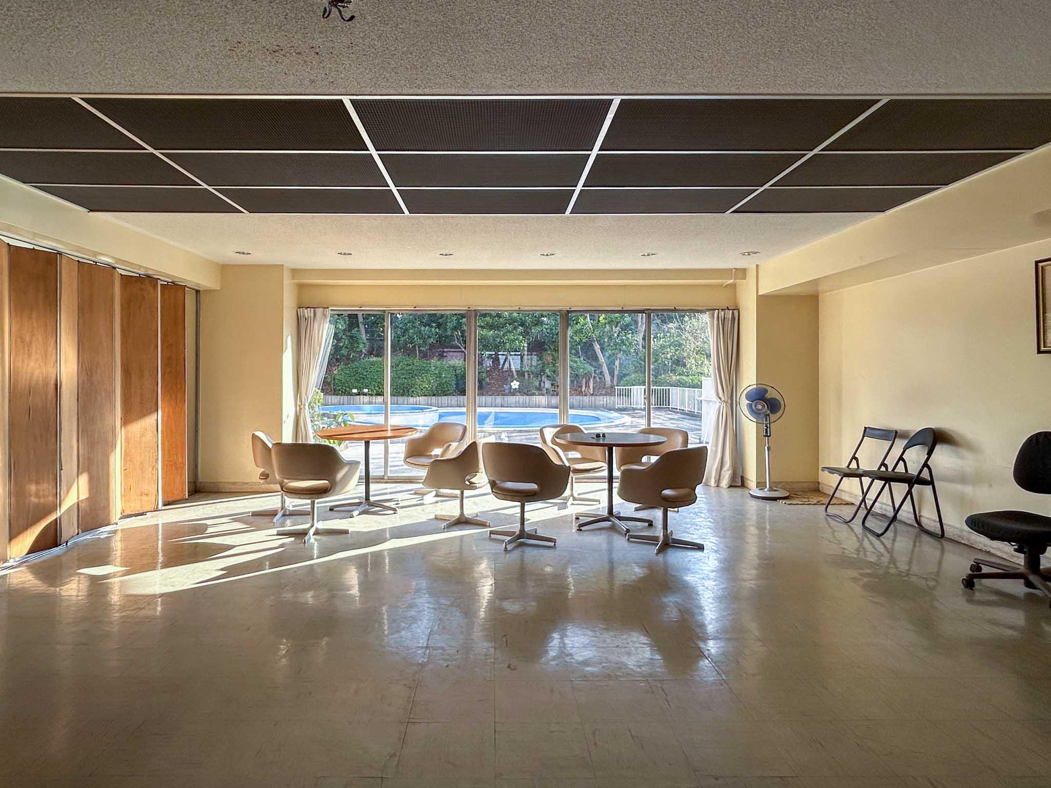 横浜市港北区日吉本町の売買物件/集会室。建物の南側には、小学生以下であれば使用できる共用プールもあります