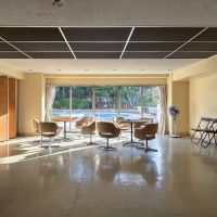 横浜市港北区日吉本町の売買物件/集会室。建物の南側には、小学生以下であれば使用できる共用プールもあります