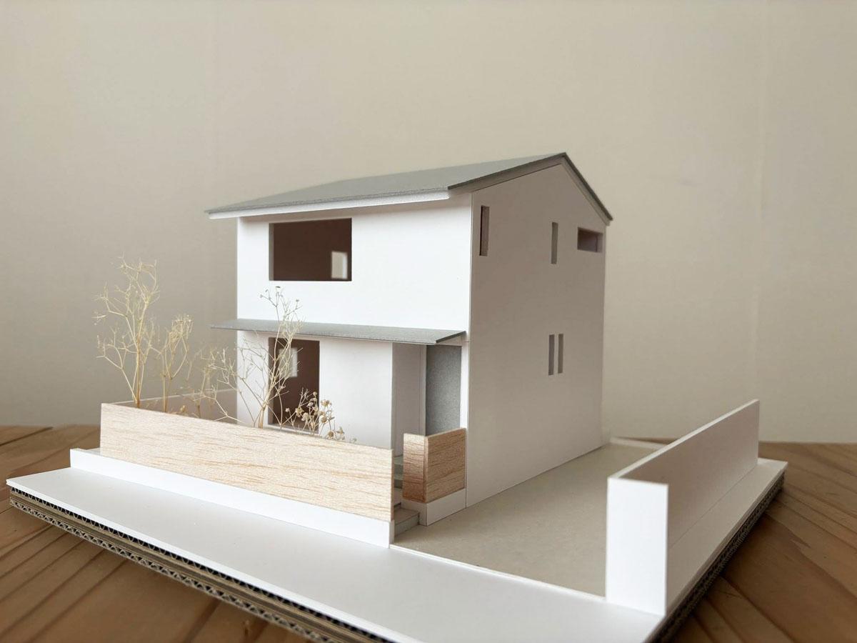 東久留米市小山の売買物件/模型外観　駐車場は1台分　奥行きがあり駐輪場も兼ねる