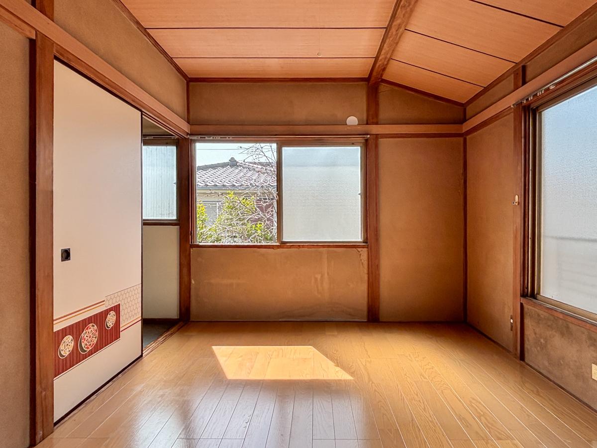 町田市忠生の賃貸物件/2階南西側の洋室。背面に大きめの収納スペースあり