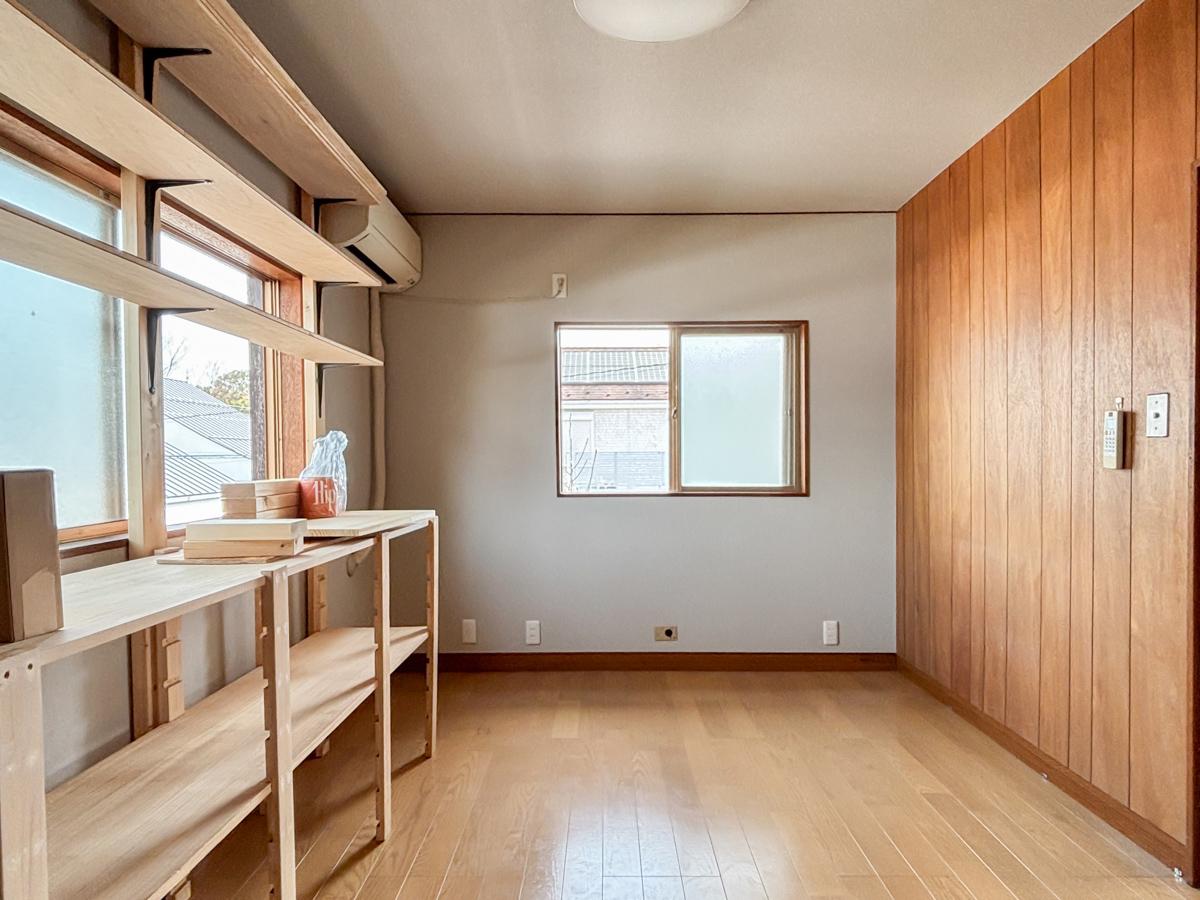 町田市忠生の賃貸物件/2階北側の洋室。写真の造作棚は撤去されます
