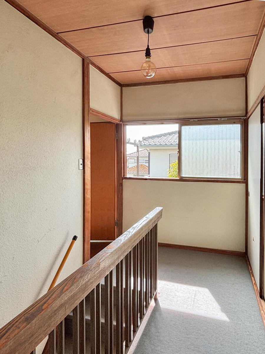 町田市忠生の賃貸物件/2階階段前に大きめの窓