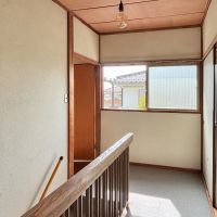 町田市忠生の賃貸物件/2階階段前に大きめの窓