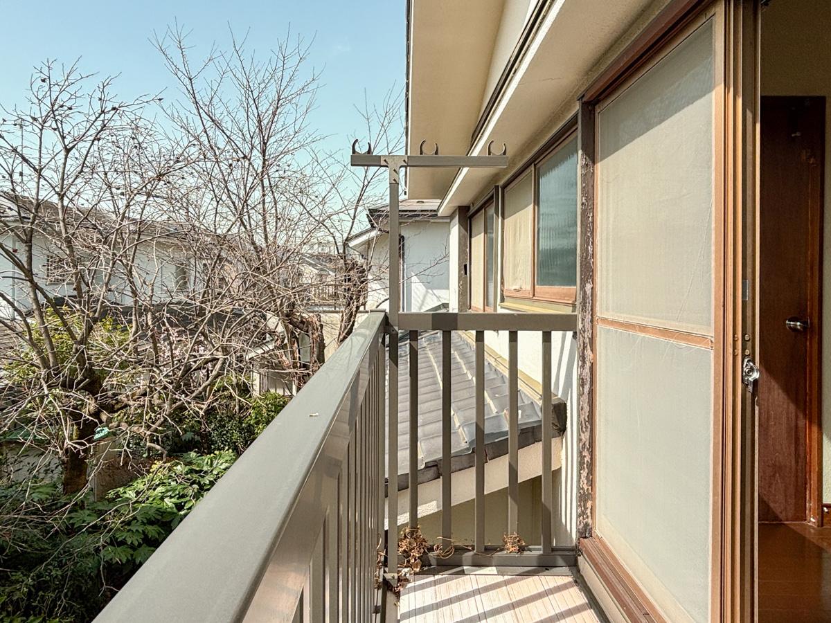 町田市忠生の賃貸物件/小さいけれどしっかり陽がはいるバルコニー