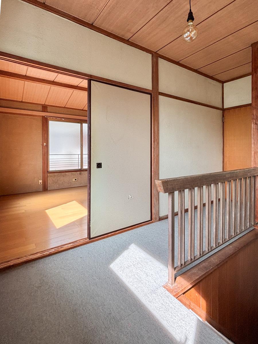 町田市忠生の賃貸物件/階段を上がったところの床が少しペコっとしている