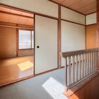 町田市忠生の賃貸物件/階段を上がったところの床が少しペコっとしている