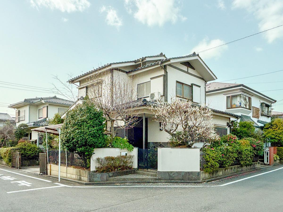 町田市忠生の賃貸物件/四季折々の木々がたくさん植った角地の戸建て