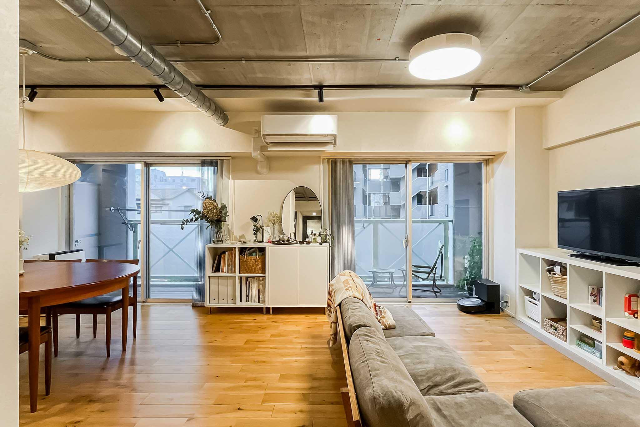 新宿区上落合の売買物件/21帖のゆったりリビング。晴れた日には自然光がしっかり入ってくる南向き